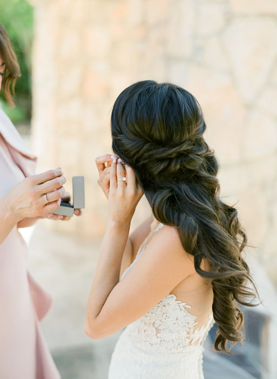 Прическа на свадьбу на средние волосы распущенные