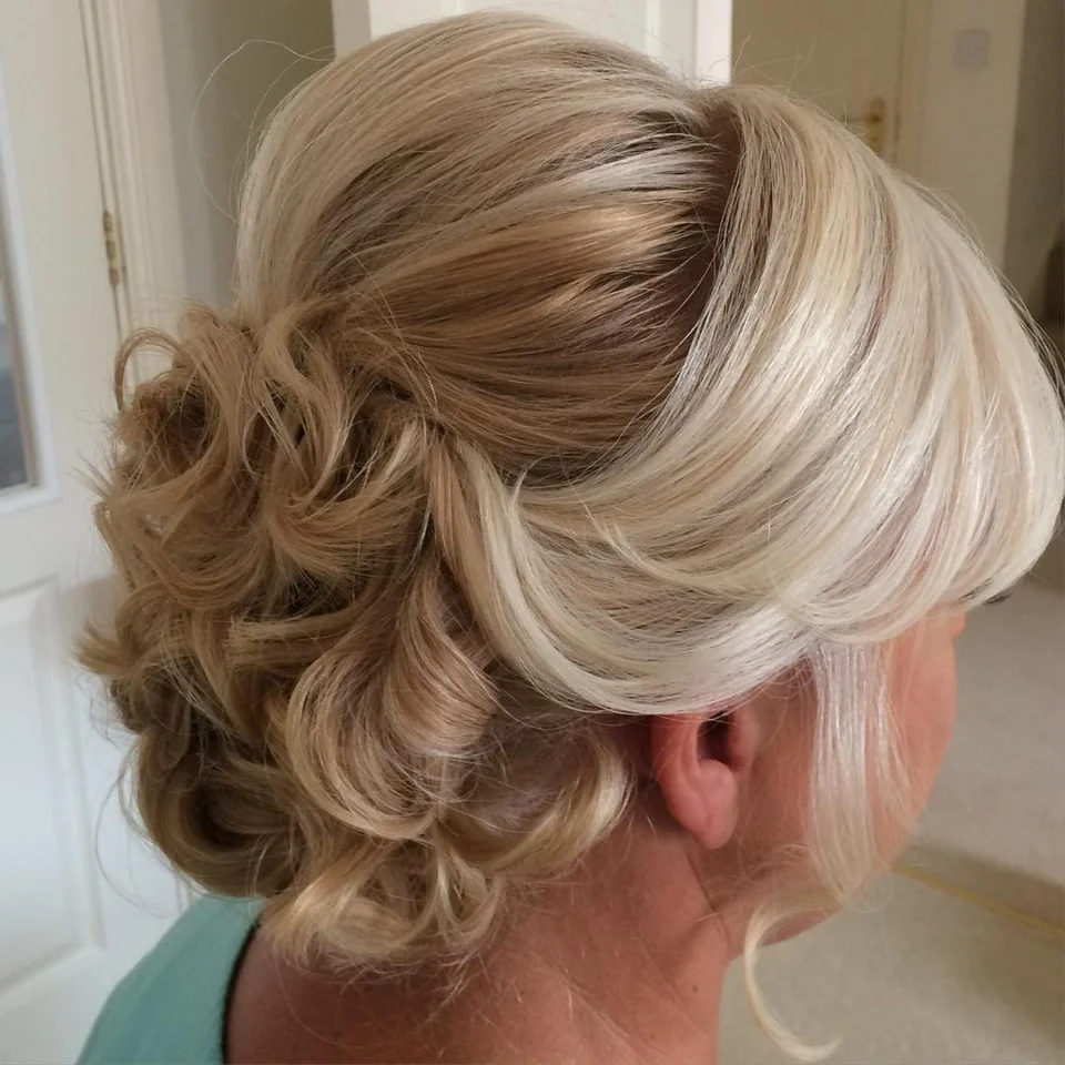 Причёски на свадьбу на средние волосы для мамы