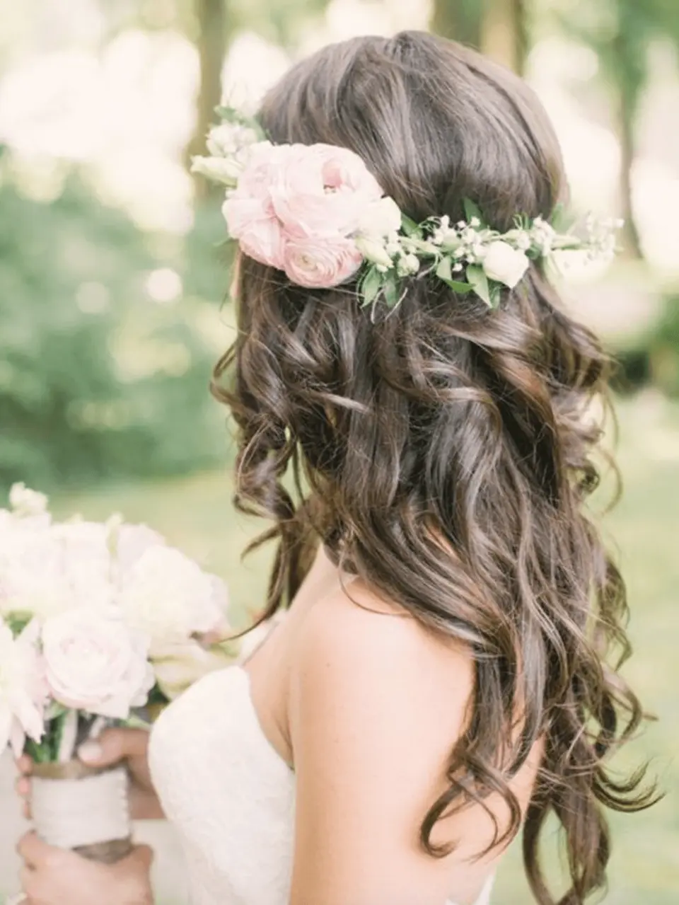 Свадебная прическа с цветами на распущенные волосы
