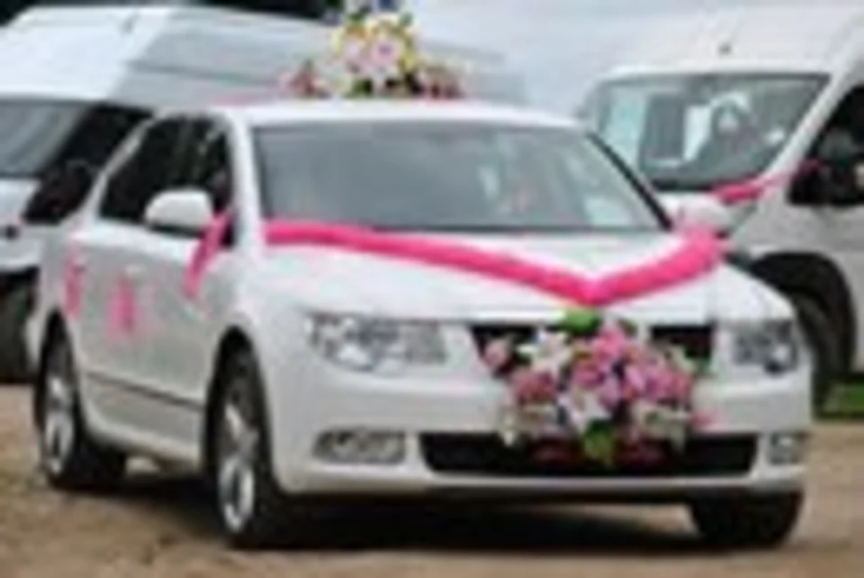 Украшение машины на свадьбу розовый цвет