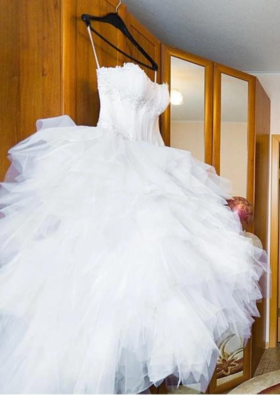 Свадебное платье пышное с перьями