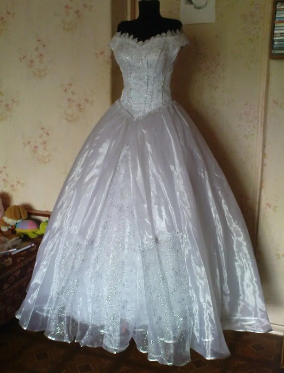 Свадебное платье белое с серебром