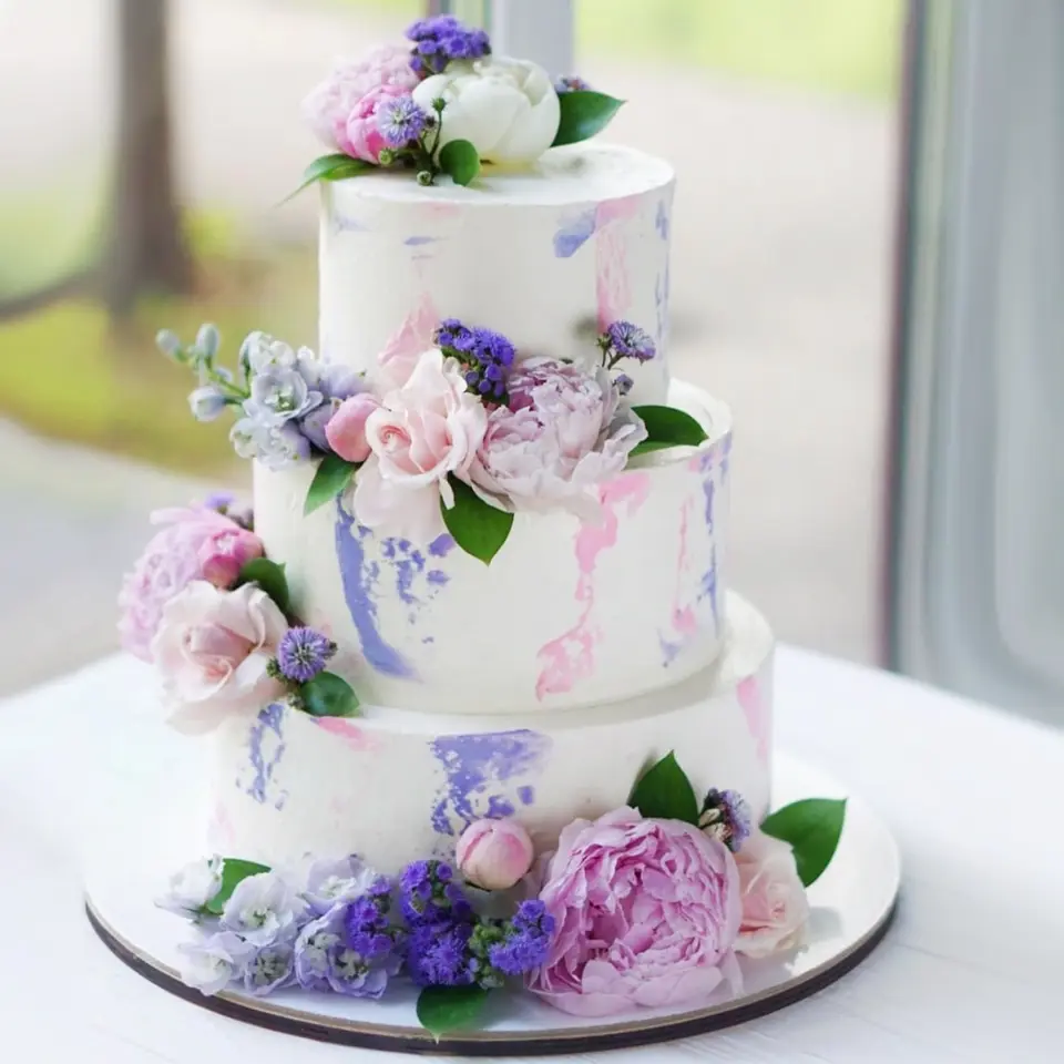Торт белый с цветами