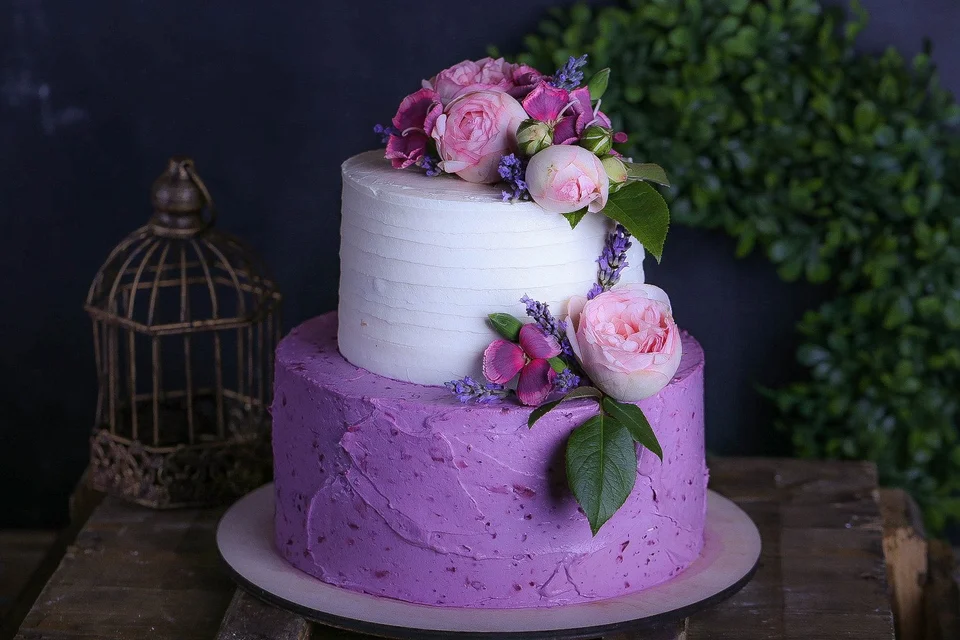 Оформление торта живыми цветами
