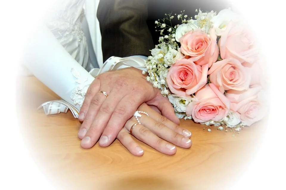 Свадьба руки кольца букет