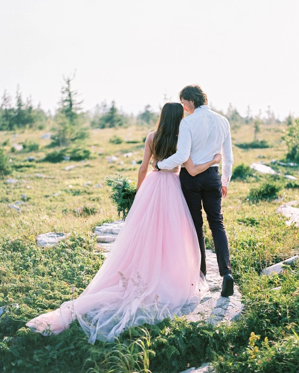 Невеста в розовом платье с женихом