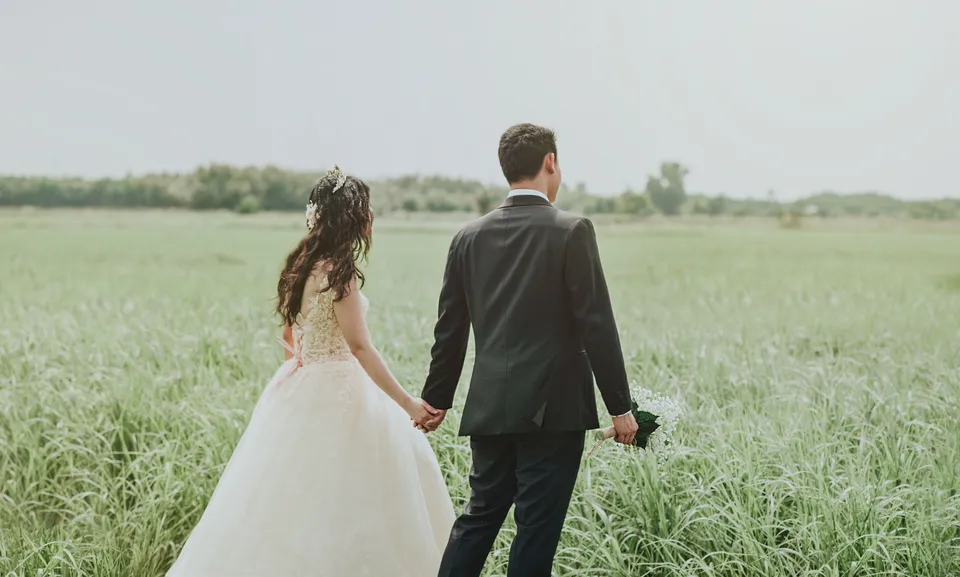Жених и невеста в поле