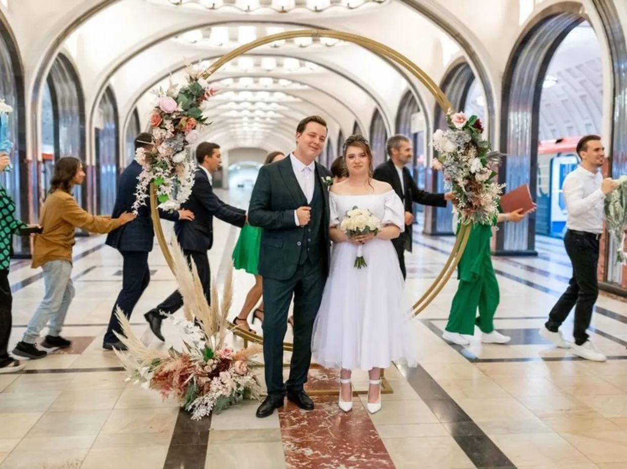 Свадьба в метро маяковская