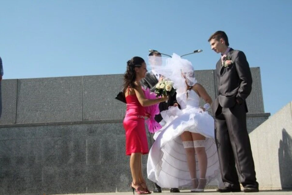 Под платьем на свадьбе