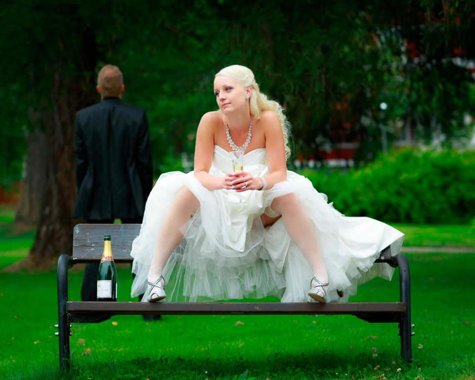 Заглядываем под платье невесты
