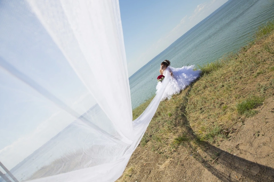 Свадебные платья со шлейфом на берегу моря