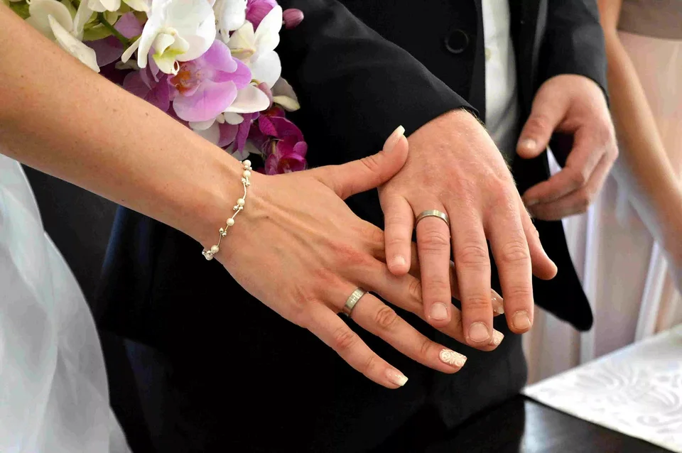 Свадебные кольца парные на руке