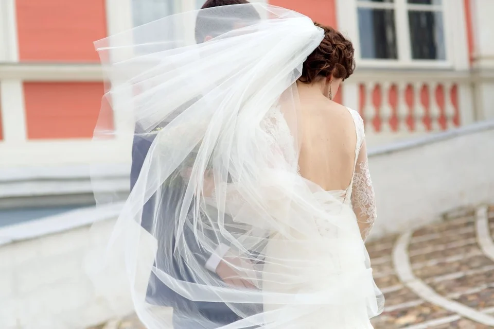 Невеста спиной с фатой