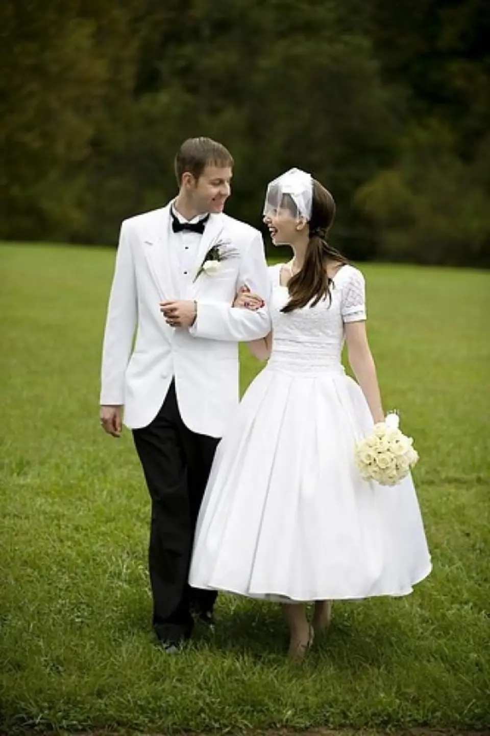 Свадебные костюмы для жениха и невесты