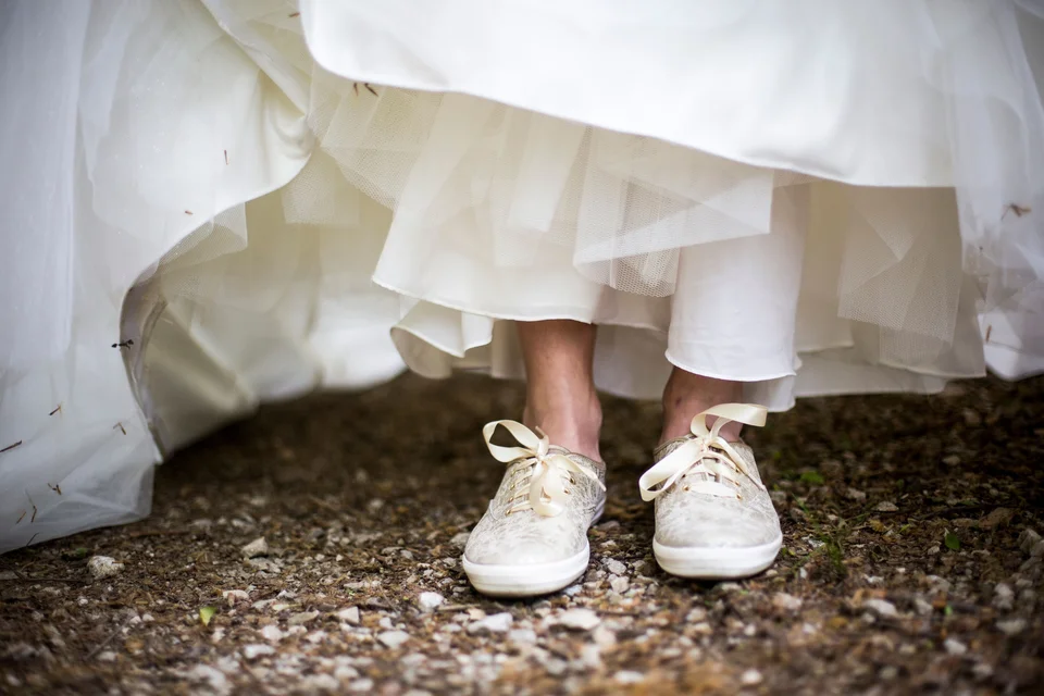 Белые кроссовки на свадьбу