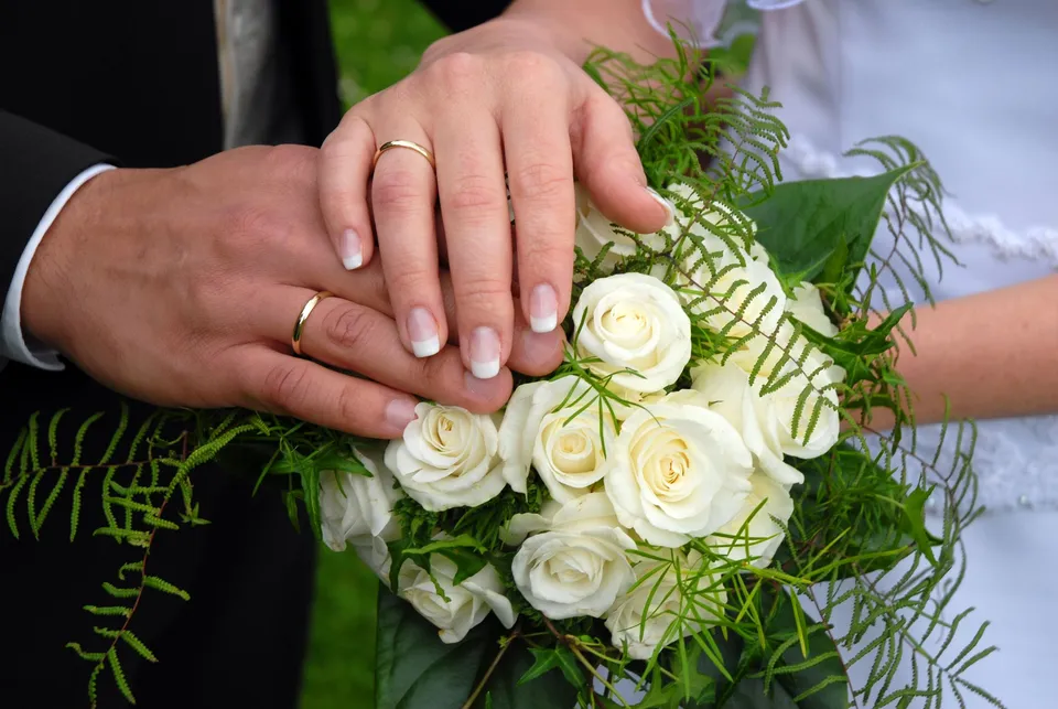 Свадебные кольца на руках