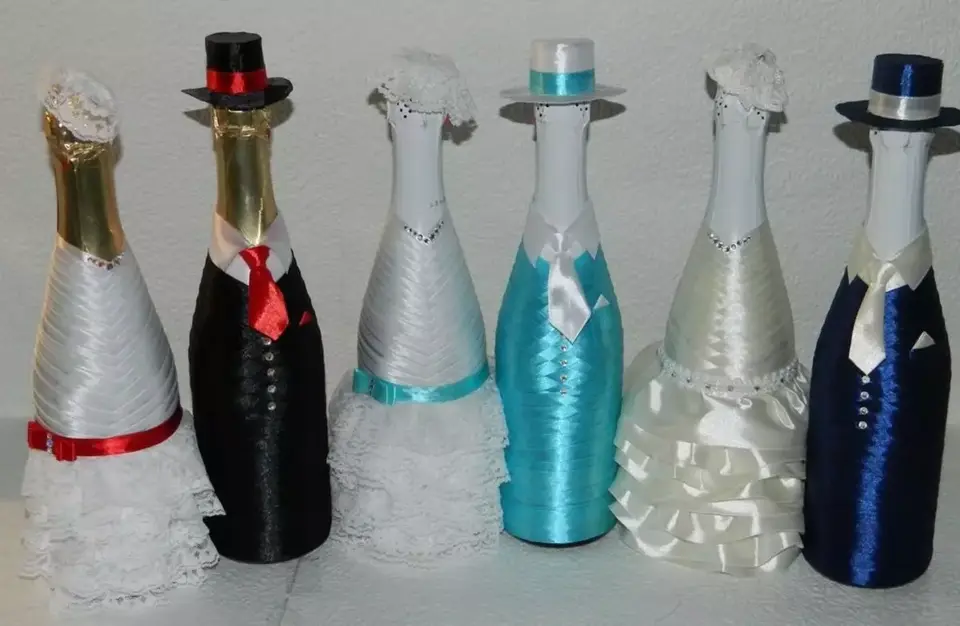 Жених и невеста бутылки шампанского