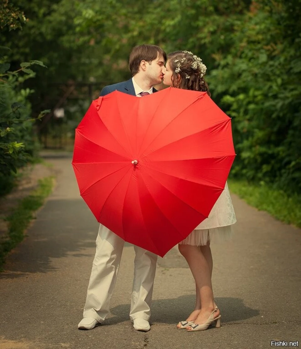 Свадебная фотосессия с зонтом сердцем
