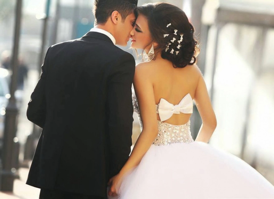Пара в свадебном платье