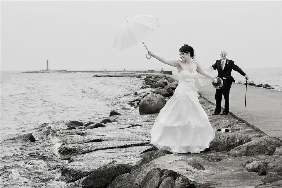Свадебная фотосессия с черным зонтом