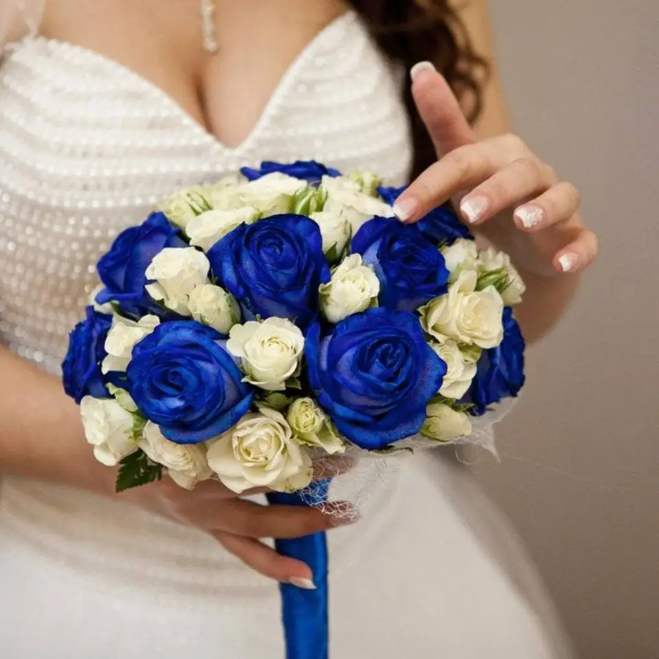 Букет невесты из синих и белых роз