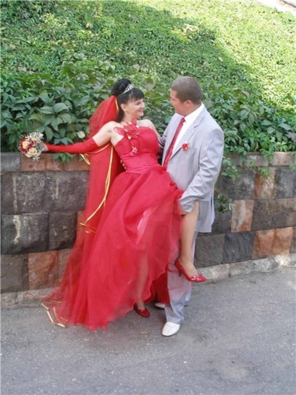 Красное платье свадебное и жених