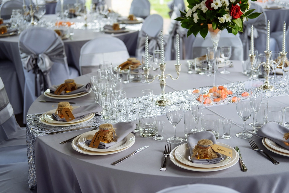 Сервировка стола по случаю свадьбы