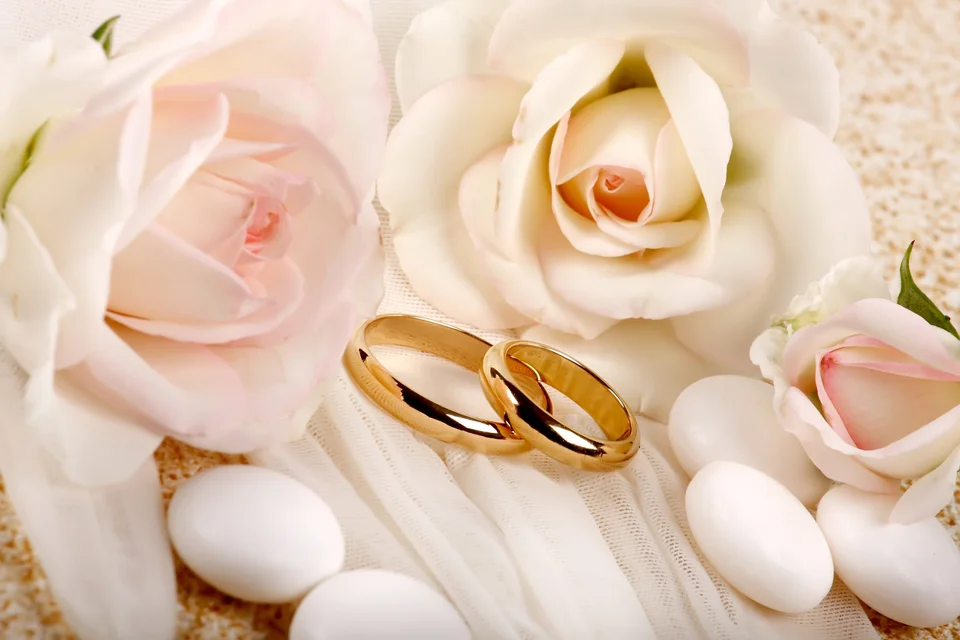 Свадебный фон с кольцами и цветами