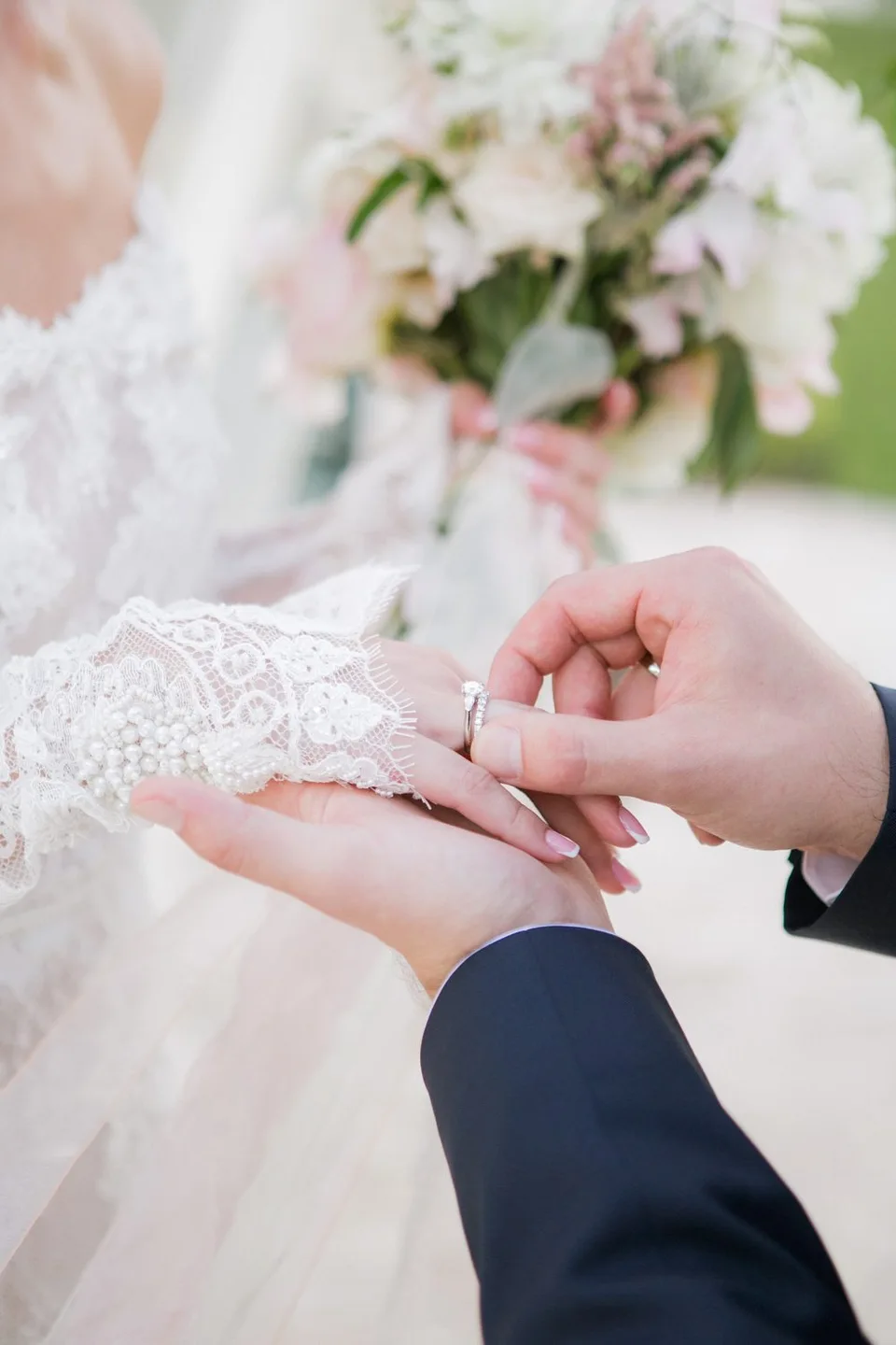 Жених одевает кольцо невесте