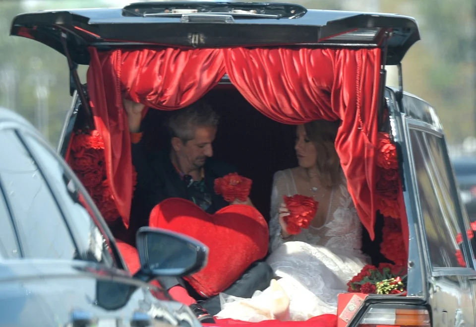 Свадьба собчак в катафалке фотографии