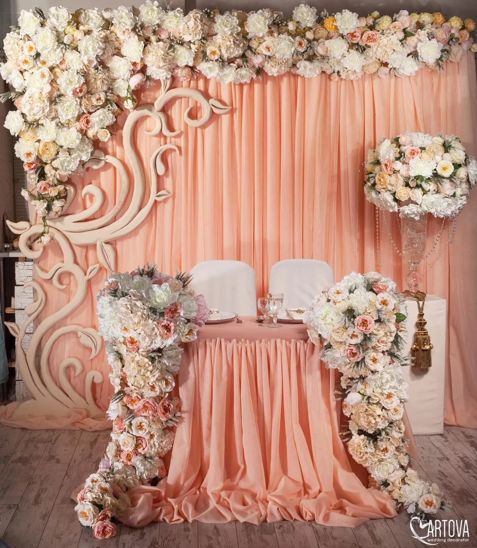 Декор свадебного президиума в персиковом цвете