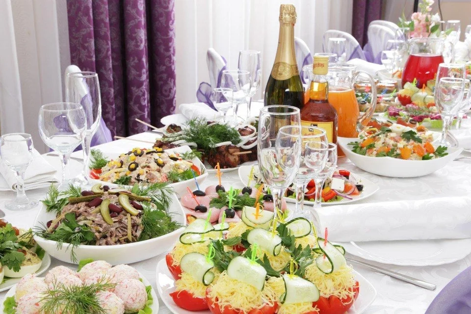 Свадебный стол с едой