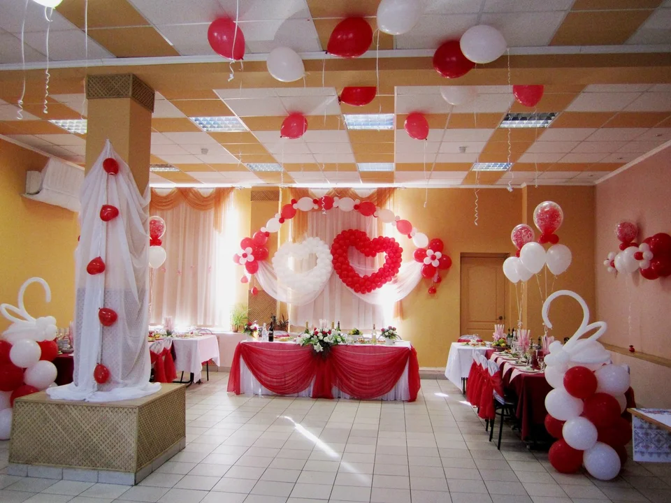 Свадебный зал в бело красном цвете с шариками