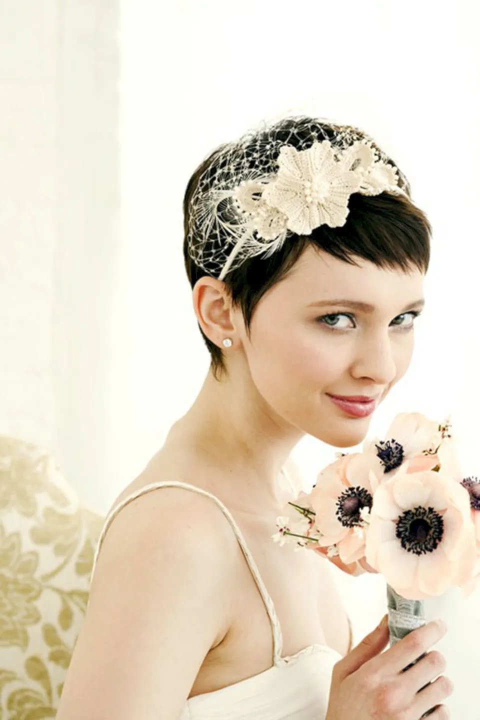 Прическа на свадьбу на короткие волосы с челкой