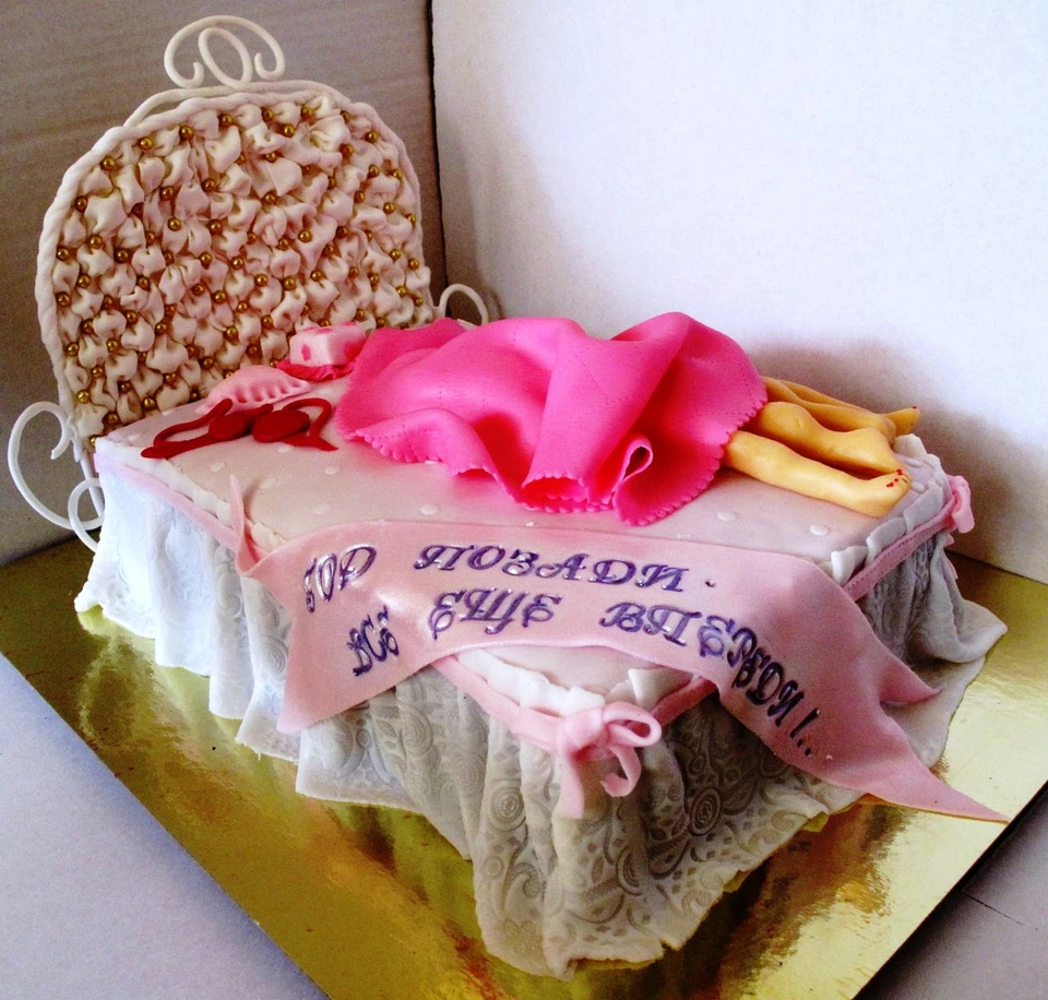 Торт кровать на годовщину свадьбы