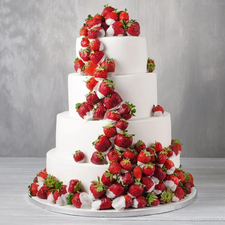 Свадебные торты с ягодами