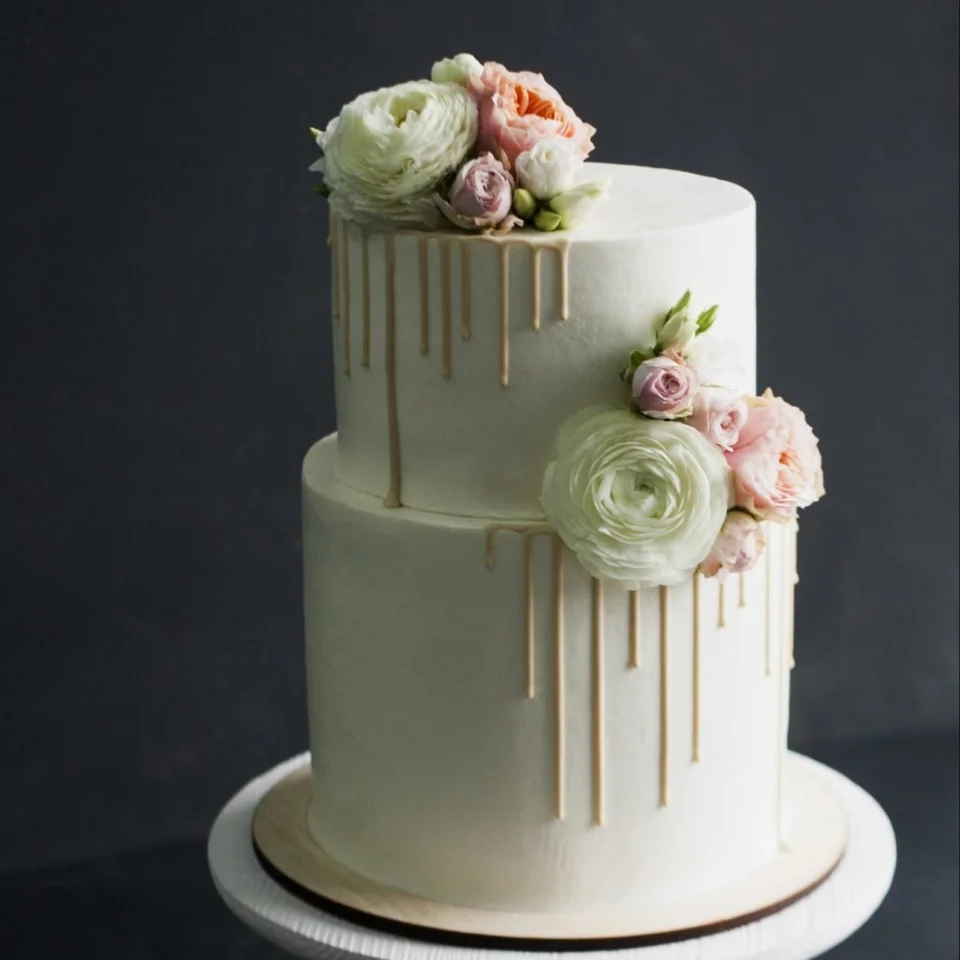 Красивый свадебный торт двухъярусный