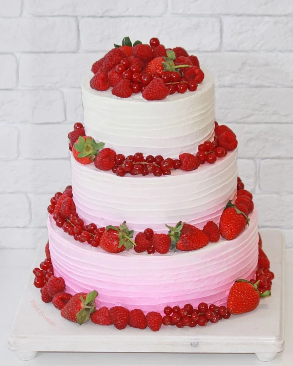 Трехъярусный торт с ягодами