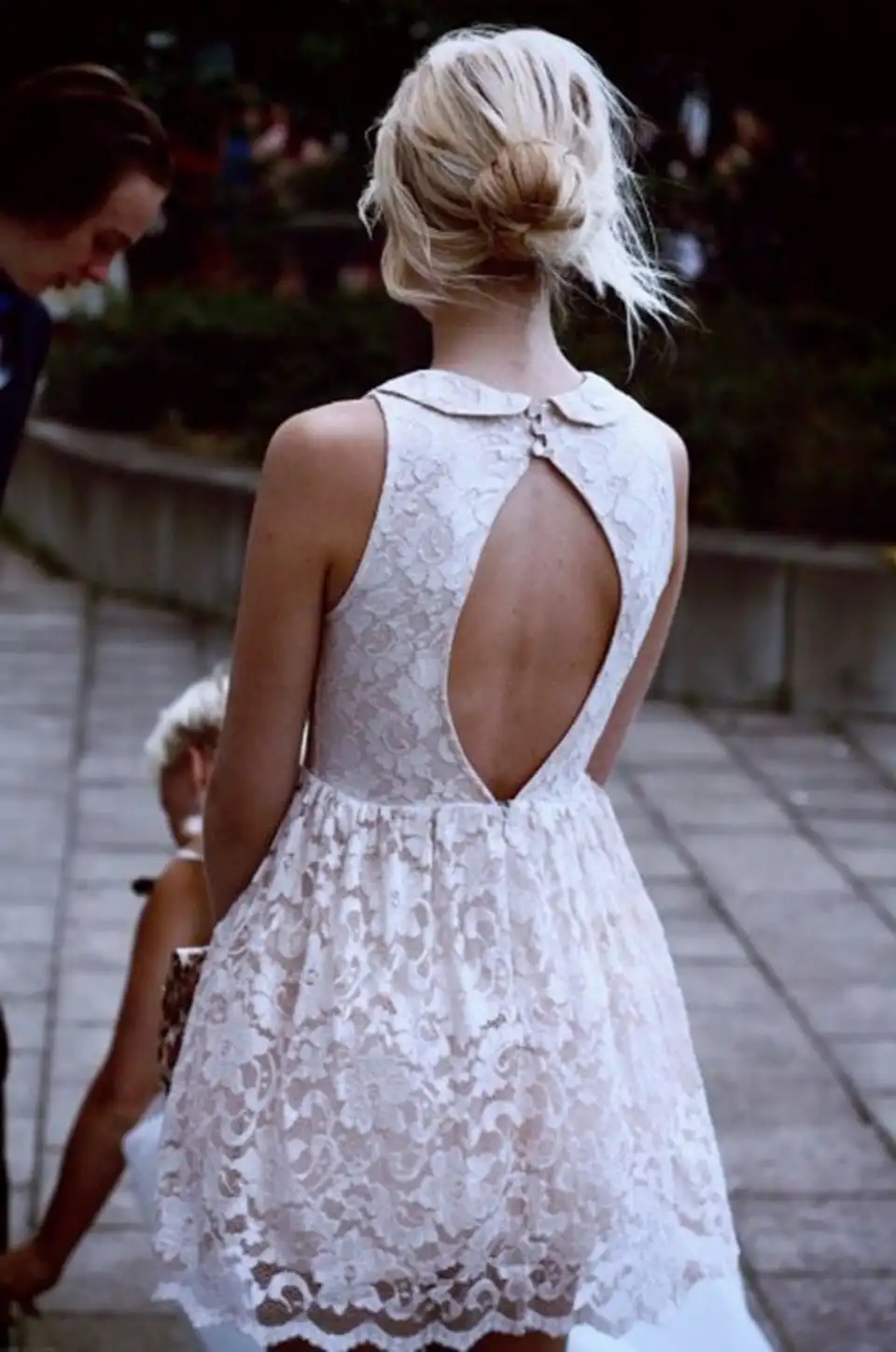 Короткое платье с открытой спиной