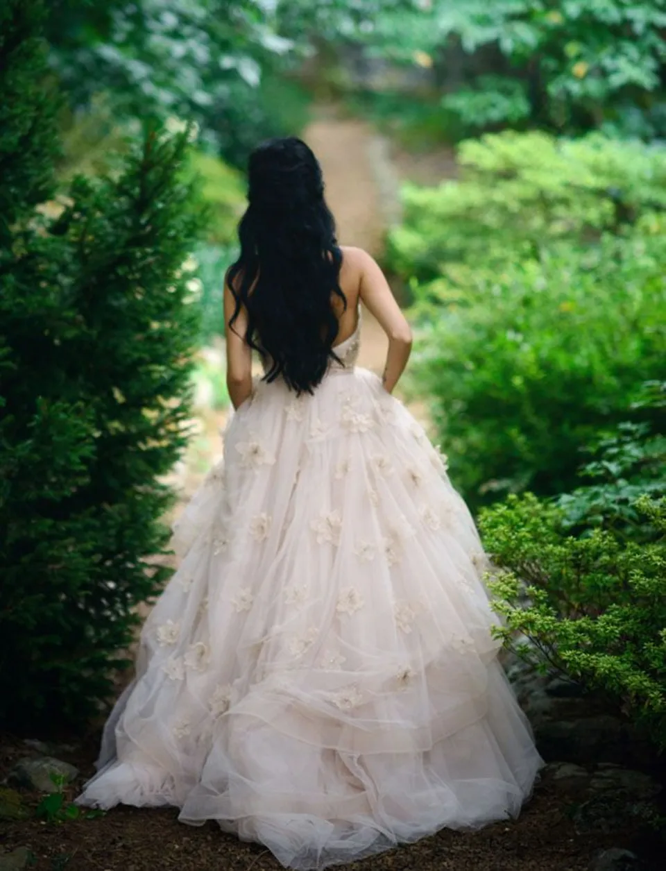 Девушка в свадебном платье со спины