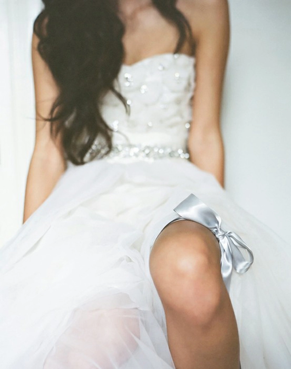Брюнетка в свадебном платье