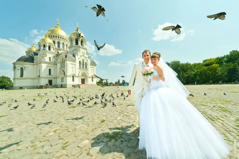 Свадьба на фоне храма