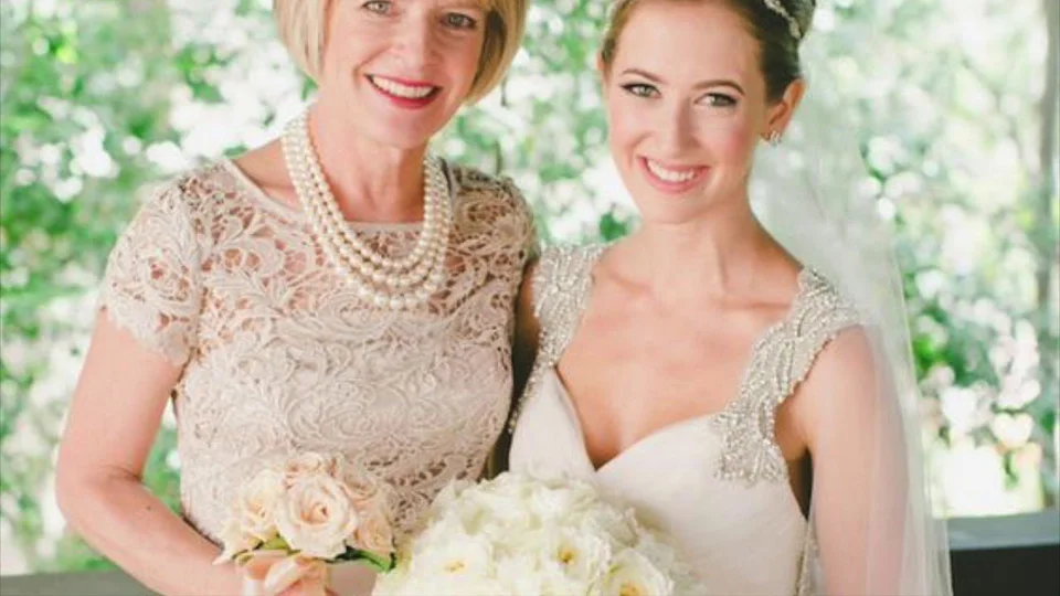 Прическа на свадьбу для мамы невесты на средние волосы