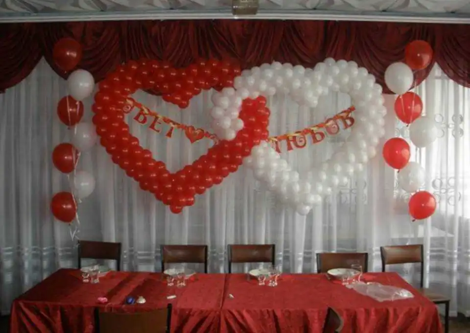 Украшение зала на свадьбу шарами из сердца