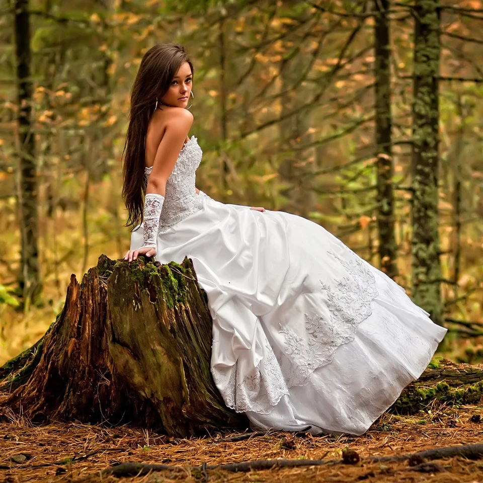 Красивая девушка в свадебном платье