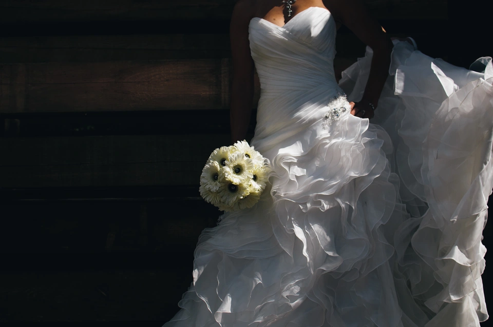 Девушка в свадебном платье без лица