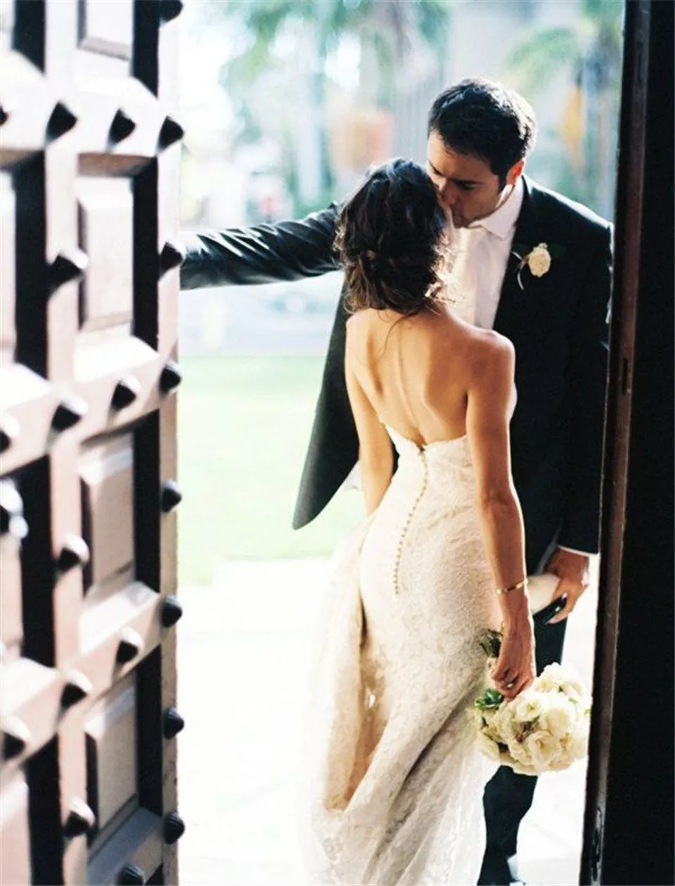 Фотосессия в свадебном платье пары