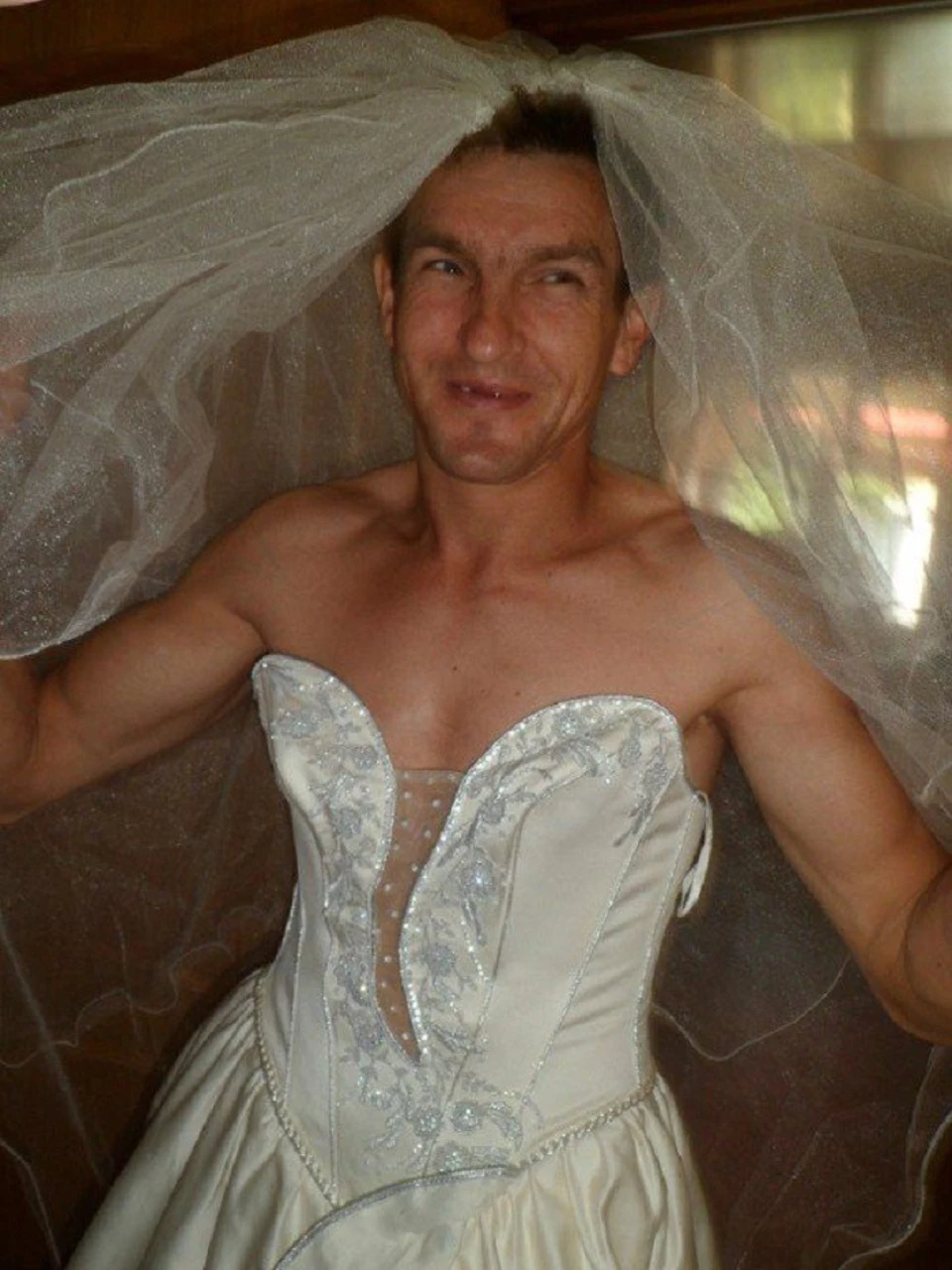 Мужик в свадебном платье