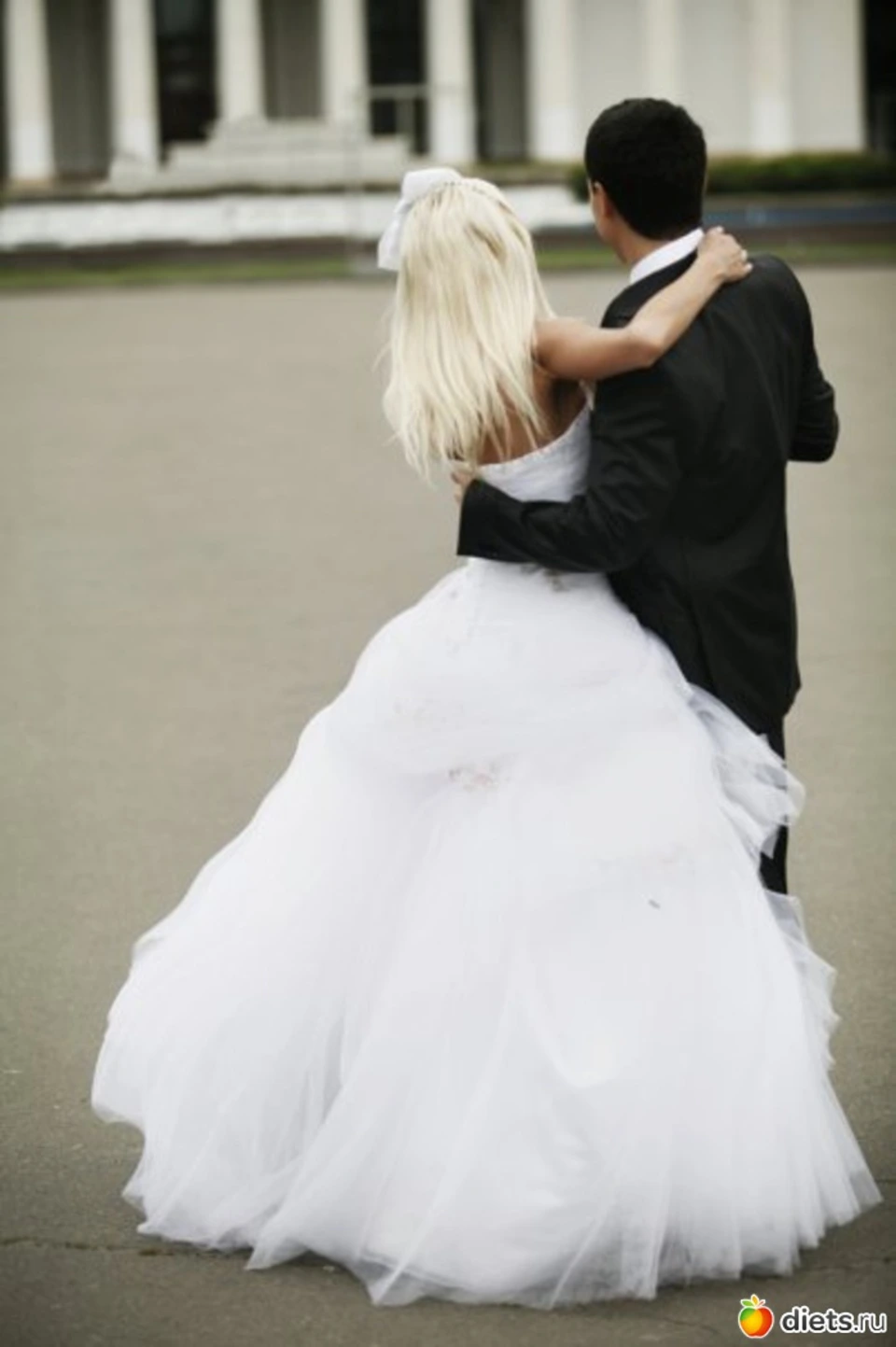 Девушка в свадебном платье с женихом