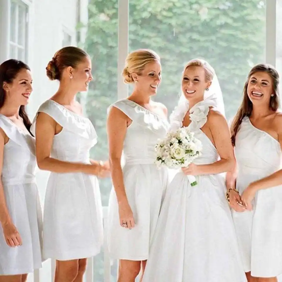 Подружки невесты в белых платьях